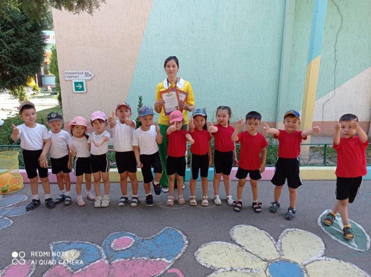 Эстафеталық жарыс: "Көңілді мәре!"