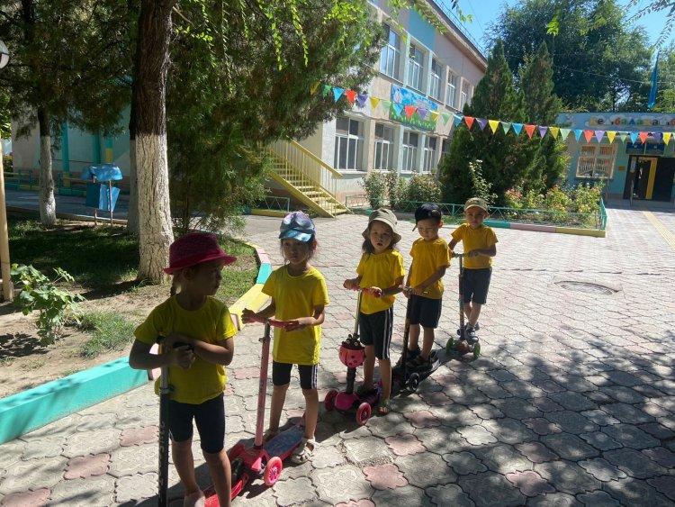 Эстафеталық жарыс: "Велоспорт жарысы, самакаттар шеруі"